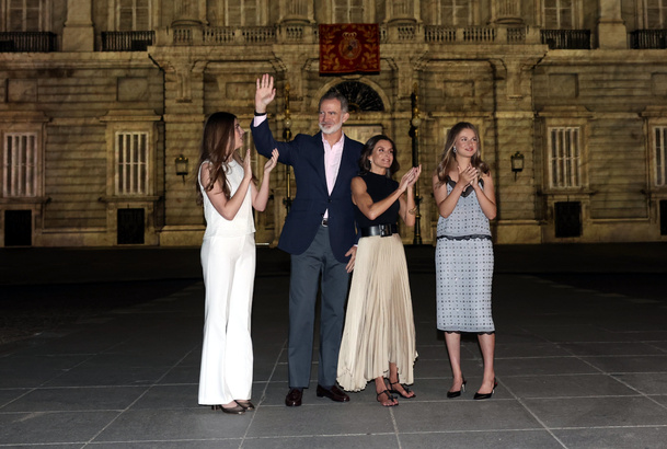 Sus Majestades los Reyes, Su Alteza Real la Princesa de Asturias y Su Alteza Real la Infanta Sofía saludan al público presente en la Plaza de Oriente