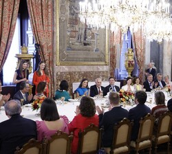 Sus Altezas Reales la Princesa de la Asturias y la Infanta Doña Sofía al término de las palabras que pronunciaron en el almuerzo ofrecido por Sus Maje