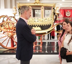 Don Felipe conversa con varias jóvenes, asistentes a la visita, durante su recorrido por la Galería de las Colecciones Reales