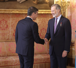 Sus Majestades los Reyes reciben el saludo del presidente del Gobierno, Pedro Sánchez