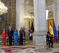 La Familia Real durante la interpretación del Himno Nacional a cargo del Cuarteto Arriago Banco de España de la Escuela Superior de Música Reina Sofía