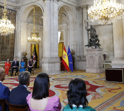 Vista general del Salón de Columnas durante la lectura de las semblanzas de los ciudadanos que recibieron las condecoraciones de la Orden del Mérito C