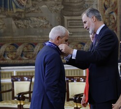 Su Majestad el Rey condecora con la Encomienda del Mérito Civil a Abdelkader Chaib Haddu de Ceuta