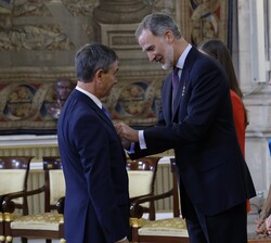 Su Majestad el Rey condecora con la Cruz de Oficial del Mérito Civil a Alejandro Gallego Cuevas de Cantabria