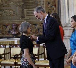 Su Majestad el Rey condecora con la Cruz de Oficial del Mérito Civil a María José Arbués Gracia de Aragón