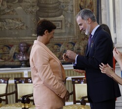 Su Majestad el Rey condecora con la Cruz de Oficial del Mérito Civil a Isabel María Vicens Gelabert de Illes Balears 