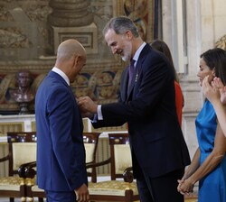 Su Majestad el Rey condecora con la Cruz de Oficial del Mérito Civil a Esteban Arostegui Tolivar del País Vasco