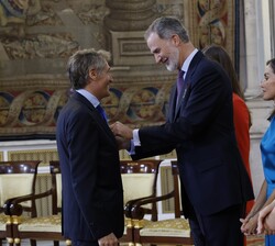 Su Majestad el Rey condecora con la Cruz de Oficial del Mérito Civil a José Luis Quiñones Plaza Esteban de Extremadura