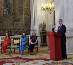 Su Majestad el Rey en presencia de la Reina, la Princesa de Asturias y la Infanta Doña Sofía durante su intervención con motivo del X aniversario de s