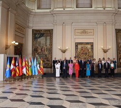 Fotografía de grupo de la Familia Real con los condecorados con la Orden del Mérito Civil