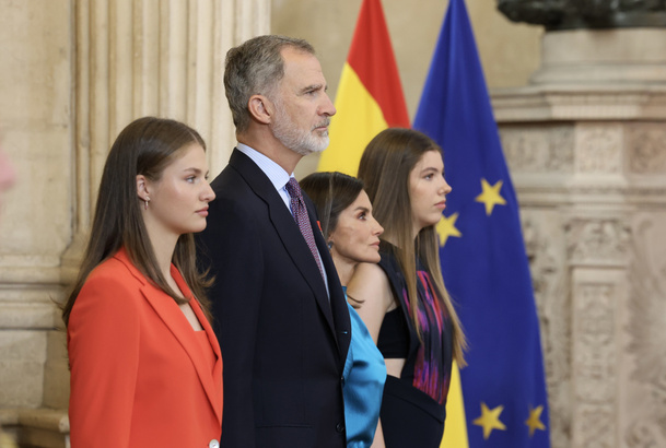 La Familia Real en el Salón de Columnas durante la interpretación del Himno Nacional