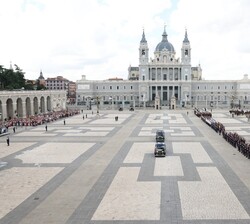 Llegada al Palacio Real de Madrid de Sus Majestades los Reyes y Sus Altezas Reales la Princesa de Asturias, al paso de la caravana por el patio de la 