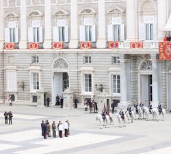 Los Reyes junto a la Princesa de Asturias y la Infanta Sofía, observan desde el balcón del Salón del Trono la evolución del relevo solemne de la Guard