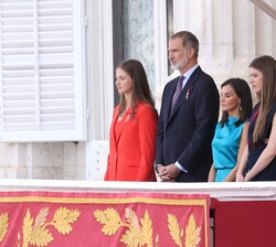 Los Reyes junto a la Princesa de Asturias y la Infanta Sofía en el balcón del Salón del Trono