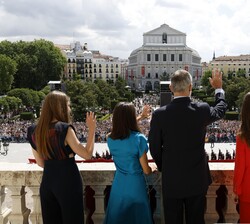 La Familia Real desde el balcon del Palacio Real de Madrid saluda a las personas que han acudido a ver los actos