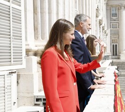 Sus Majestades los Reyes y Sus Altezas Reales la Princesa de Asturias y la Infanta Doña Sofía en el balcón del Palacio Real de Madrid