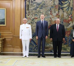 El Rey con el secretario de la Marina de los Estados Unidos, la embajadora de los Estados Unidos de América en España y el almirante general jefe de E