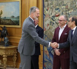 Su Majestad el Rey recibe el saludo del presidente del consejo de administración de Fira Barcelona, Pau Relat