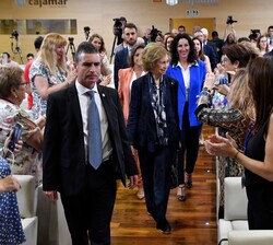Su Majestad la Reina Doña Sofía accede al auditorio de la Casa de las Mariposas