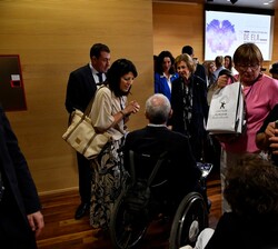 Doña Sofía conversa con afectados de ELA al término de las sesiones del Congreso