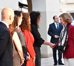 Su Majestad la Doña Sofia recibe el saludo de la alcaldesa de Almería, Maria del Mar Vazquez, a su llegada al Ayuntamiento de Almería