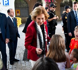 Su Majestad la Reina Doña Sofía conversa con unos niños que se encontraban en la entrada del Ayuntamiento de Almería 
