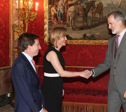 Su Majestad el Rey es recibido por la ministra de Educación, Formación Profesional y Deportes, Pilar Alegría, y por el alcalde de Madrid, José Luis Ma