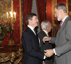 Su Majestad el Rey es recibido por el decano-presidente del Real Consejo de las Órdenes Militares, Pedro de Borbón-Dos Sicilias
