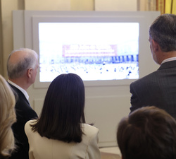 Sus Majestades los Reyes durante la proyección de un vídeo de la exposición