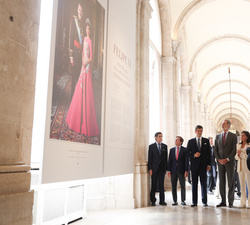 Sus Majestades los Reyes durante su recorrido por la exposición “Felipe VI: una década de la historia de la Corona de España”