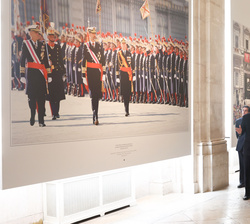 Sus Majestades los Reyes recorren la exposición “Felipe VI: una década de la historia de la Corona de España”