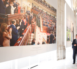 Sus Majestades los Reyes observa una de las fotografías de la exposición, del momento de la Proclamación de Don Felipe como Rey