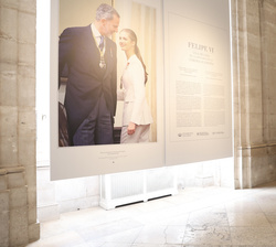 Sus Majestades los Reyes observa una de las fotografías de la exposición “Felipe VI: una década de la historia de la Corona de España”