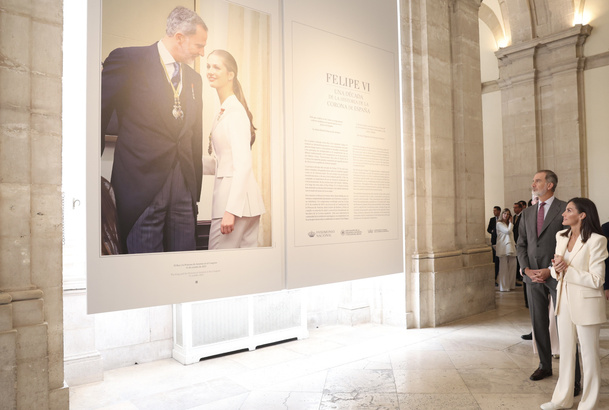 Sus Majestades los Reyes observa una de las fotografías de la exposición “Felipe VI: una década de la historia de la Corona de España”