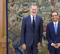 EL Rey junto al primer ministro y ministro de Asuntos Exteriores del Estado de Catar