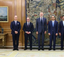 Su Majestad el Rey con el primer ministro y ministro de Asuntos Exteriores del Estado de Catar y la delegación hispano-catarí