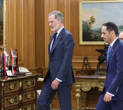 EL Rey y el primer ministro y ministro de Asuntos Exteriores del Estado de Catar, se dirigen al despacho de Don Felipe para el encuentro