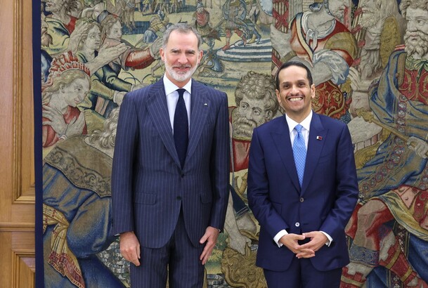 EL Rey junto al primer ministro y ministro de Asuntos Exteriores del Estado de Catar