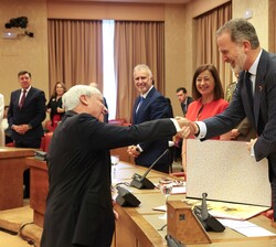 El expresidente del Tribunal Constitucional, Pedro Cruz, recibió el premio de manos de Su Majestad el Rey