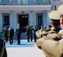 El Rey y el Presidente de la República de Estonia durante la interpretación de los himnos nacionales español y estonio