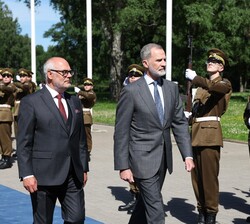Su Majestad el Rey junto al Presidente de Estonia para revista a la formación