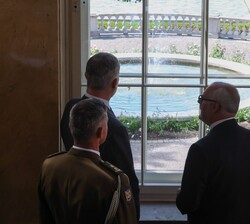 Su Majestad el Rey y el Presidente de la República de Estonia conversan en el interior del Palacio Presidencial de Kadriorg