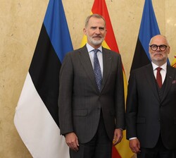 Su Majestad el Rey junto al Presidente de la República de Estonia, Alar Karis