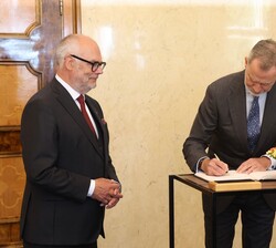 Don Felipe firma en el libro de honor del Palacio Presidencial de Kadriorg