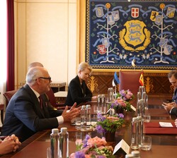 Encuentro de Su Majestad el Rey con Su Excelencia el Presidente de la República de Estonia y las delegaciones española y estonia