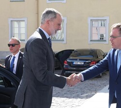 Don Felipe recibe el saludo del presidente del Parlamento de la República de Estonia, Lauri Hussar