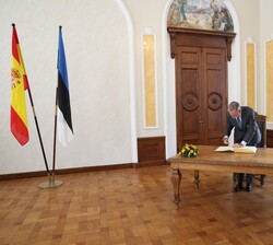 Don Felipe firma en el libro de honor del Parlamento de la República de Estonia