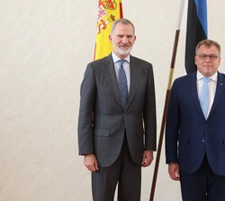 Su Majestad el Rey junto al presidente del Parlamento de la República de Estonia, Lauri Hussar