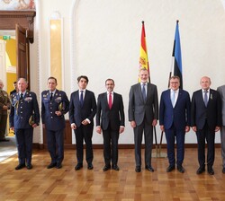 Su Majestad el Rey junto al presidente del Parlamento de la República de Estonia, Lauri Hussar, y ambas delagaciones