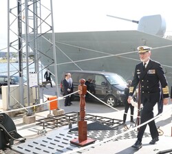 Su Majestad el Rey con uniforme de la Armada, accede al buque “Juan Carlos I”